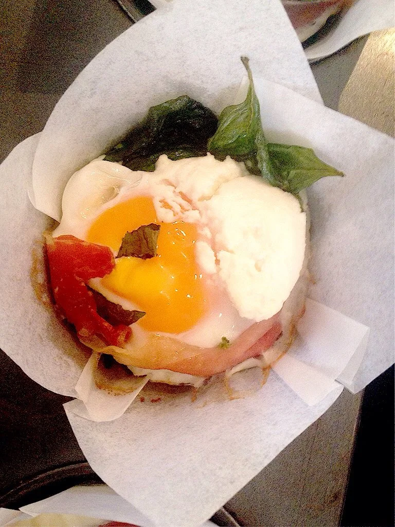 Baked eggs, spinach and ricotta in prosciutto cups