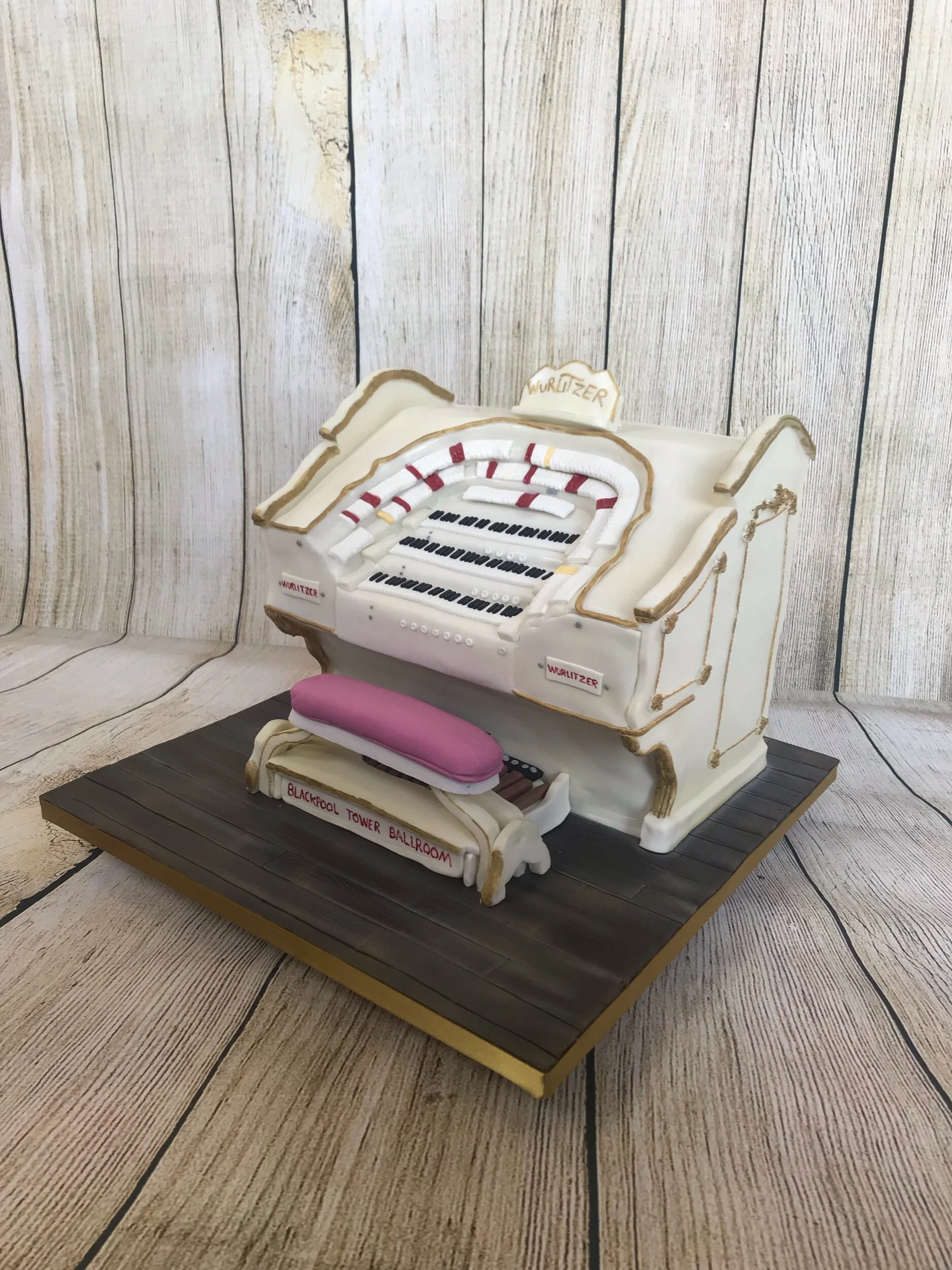 Lushlooking cakes Wurlitzer