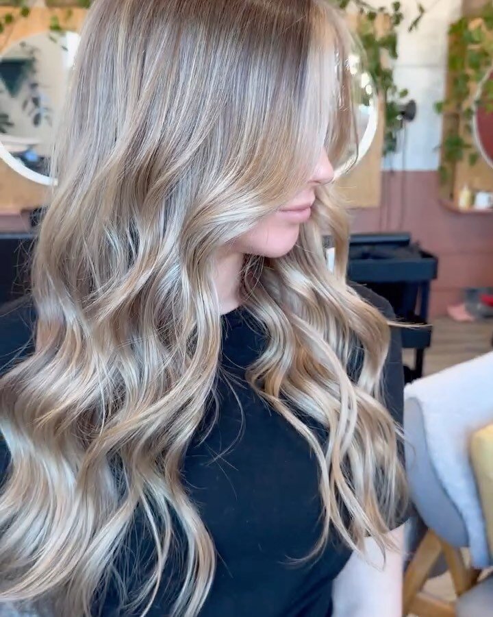 Fresh Hair  by @stephmeecher🫶🏻
. 
Started with installing two rows of 20&rdquo; @bellamihairpro volume weft extensions in colour 1CC/80. The extensions needed a bit of warmth and dimension, so we added a few lowlights using #redkenshadeseq 5NW+7G. 