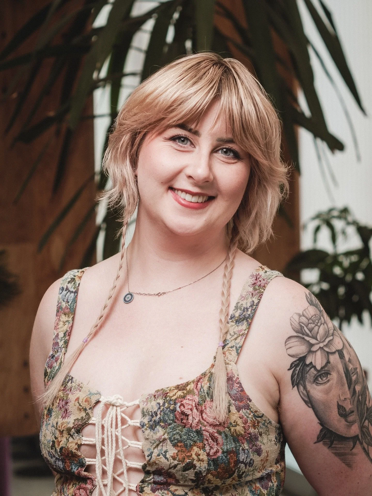 ✨ Sydney, our literal ray of sunshine ✨ A stylist who brings sweetness, skill, and fearless creativity to every cut. From razor cuts to fashion colors, she is here to help you express your unique self & gender identity ✨
📸 by @hold_fast.jpg