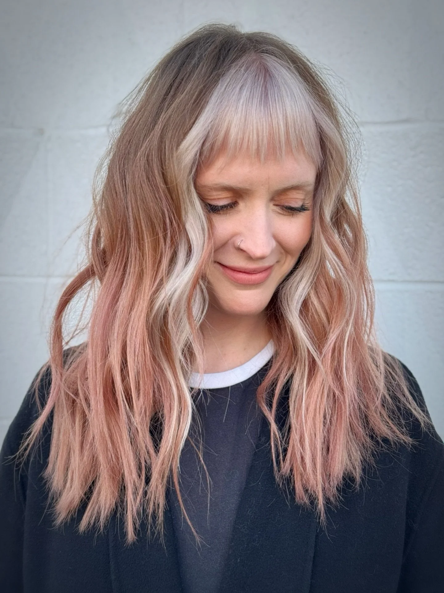 ☁️ A dreamy mix of soft &amp; blended rose gold with an edgy platinum baby bang 🍑
.
￼ #yychair #calgaryhairstylist #calgaryhair #babybangs #colorblock #rosegoldhair #peachhair #colorblockhair