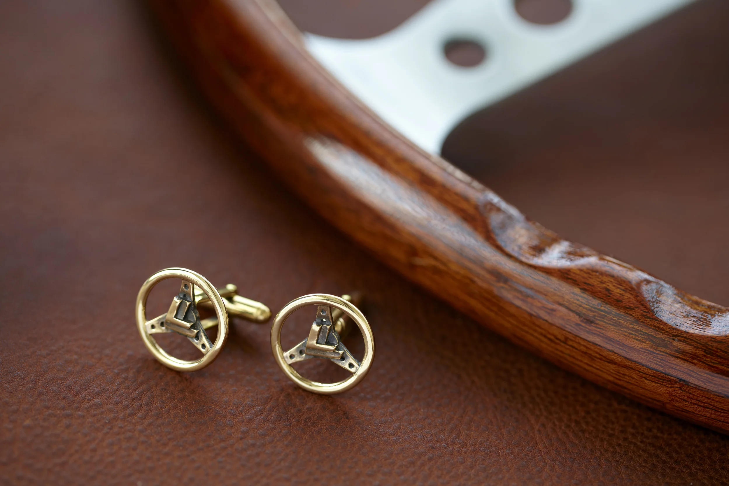 Les Leston antiqued brass steering wheel cufflinks woor rimmed wheel