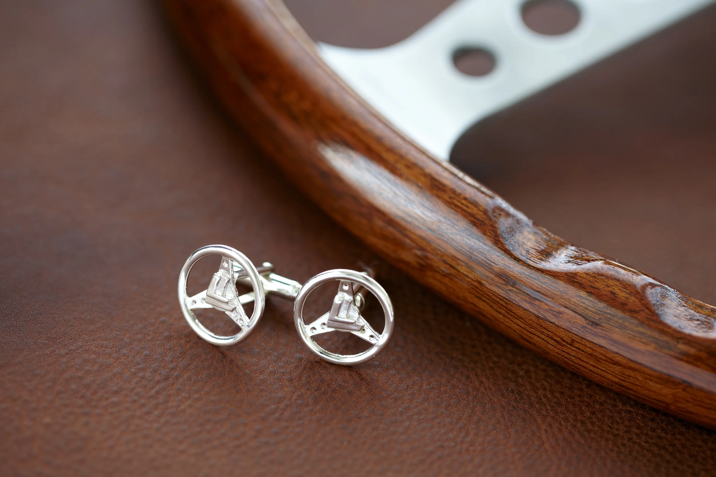 Les Leston silver steering wheel cufflinks with wood rim wheel