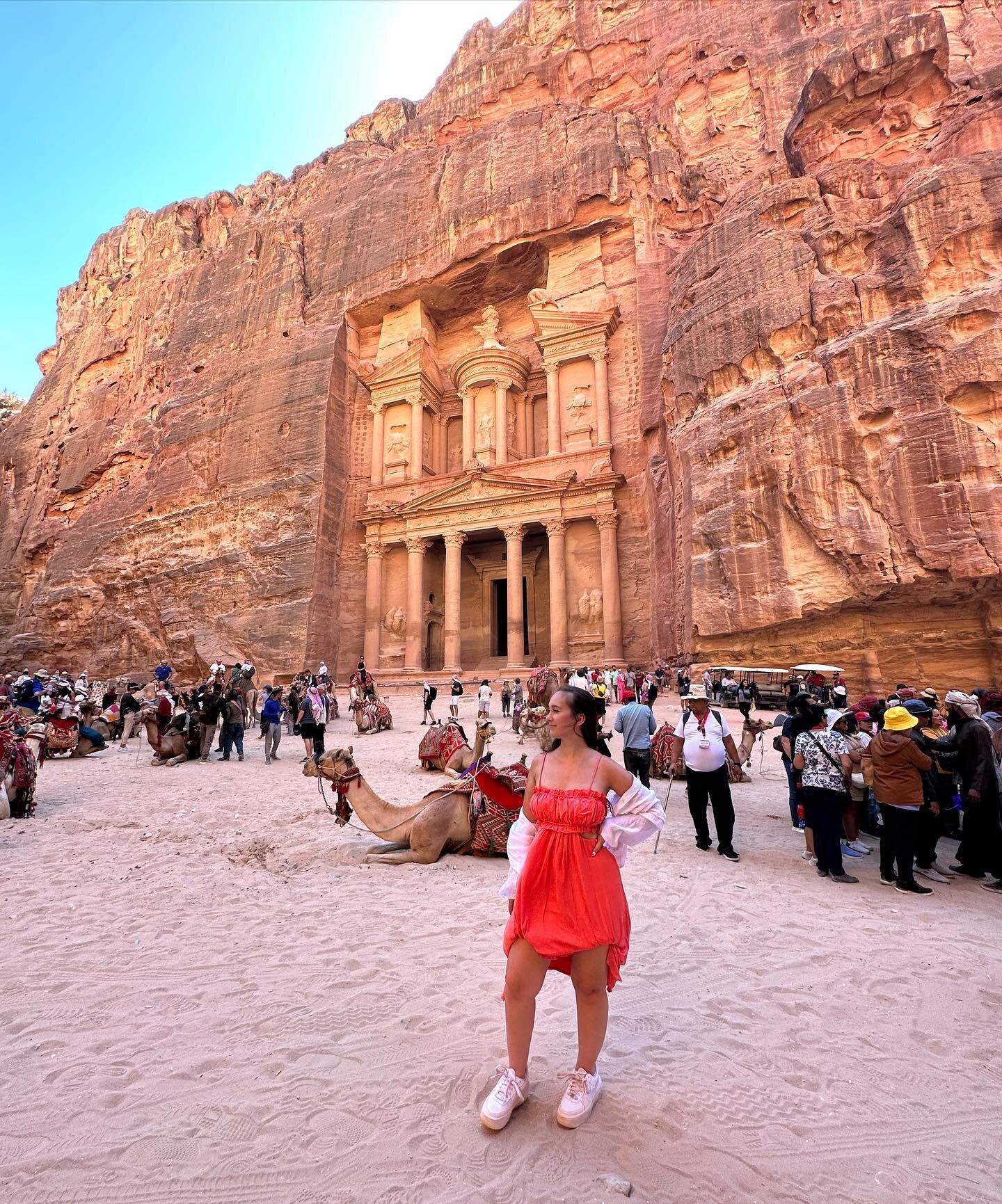 ✨33 🎈
&bull;
Just me and 500 other tourists trying to see this Wonder of the World. Blessed and grateful.
&bull;
#petra #petrajordan #visitjordan #instagramvsreality