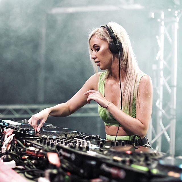 Can it get any better? Well yes it can! This week we welcome the kween @dj.brooklyn to @sheaf_wednesdays for her debut set on main stage from 10:30pm 🎊 Maybe we should give away some bar tabs to, what do you reckon? #listenupgroup⁠
_____________________________⁠
⁠
#doublebay #party #sheaf #thesheaf #party #sydney #australia ⁠#sydneyparty #sydneynightlife #sydneydjs #midweekparty #brooklyn #australia #shwednesdays #djbrooklyn