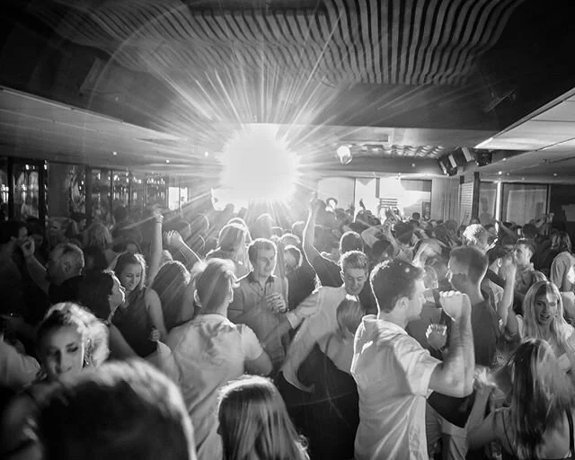 Ok Ok! Brisbane 🎉 It's about to GO DOWN! This weekend 22nd Feb @fridaysriverside we have the O-Week White Party ft. @emberbeats & @katefoxmusic 🎼 Get down early doors for free entry before 9pm and secure your spot on the D-Floor! 🙌🏻 #listenupgroup⁠
________________________________⁠
⁠
#onestopdjs #brisbane #eaglestreetpier #fridays #fridaysriverside #qld #brisbaneparty ⁠#bne #brisbanedjs #brisbaneevents #whatsonbrisbane #ember #katefox