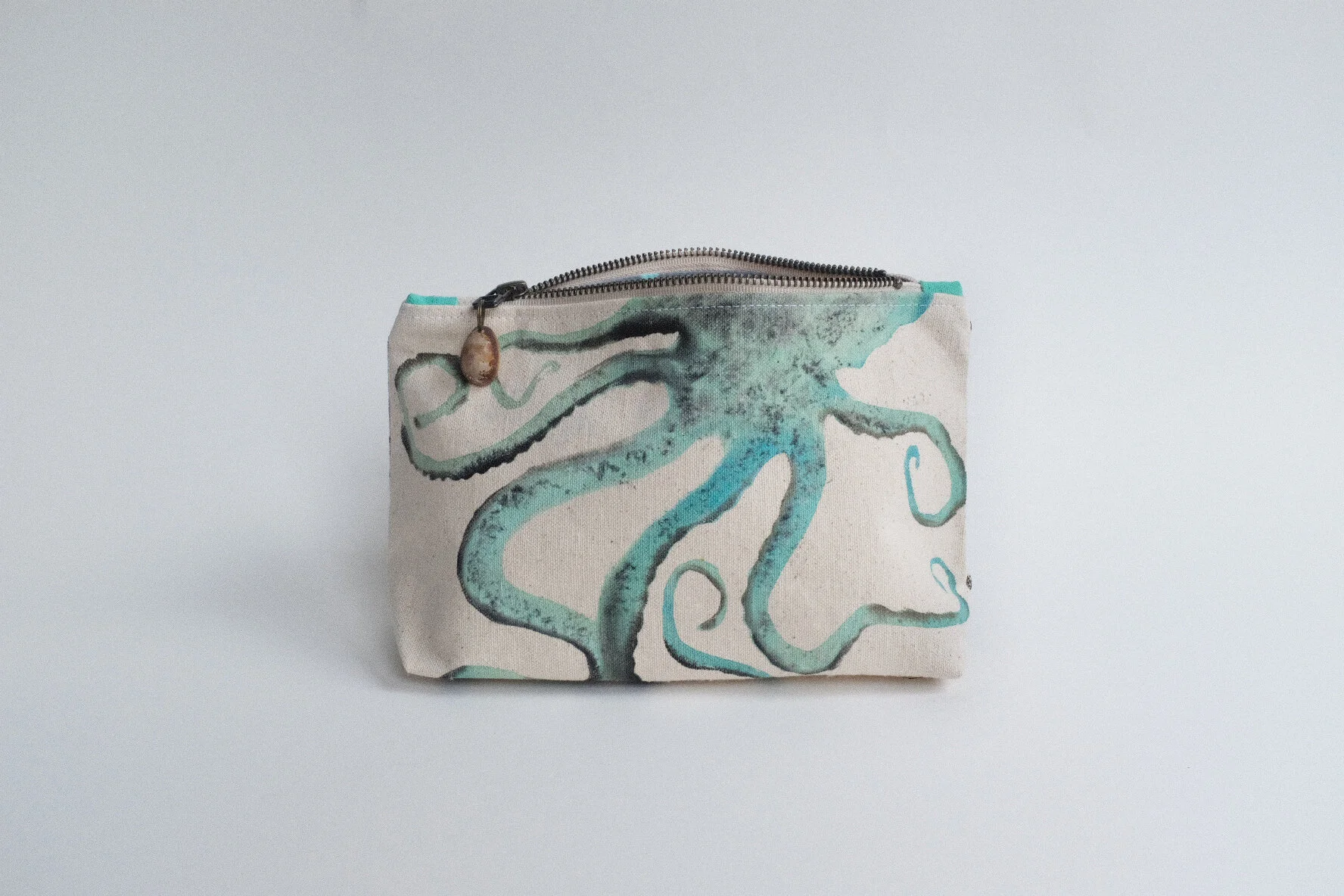 #005 tako/ graphic dot pouch