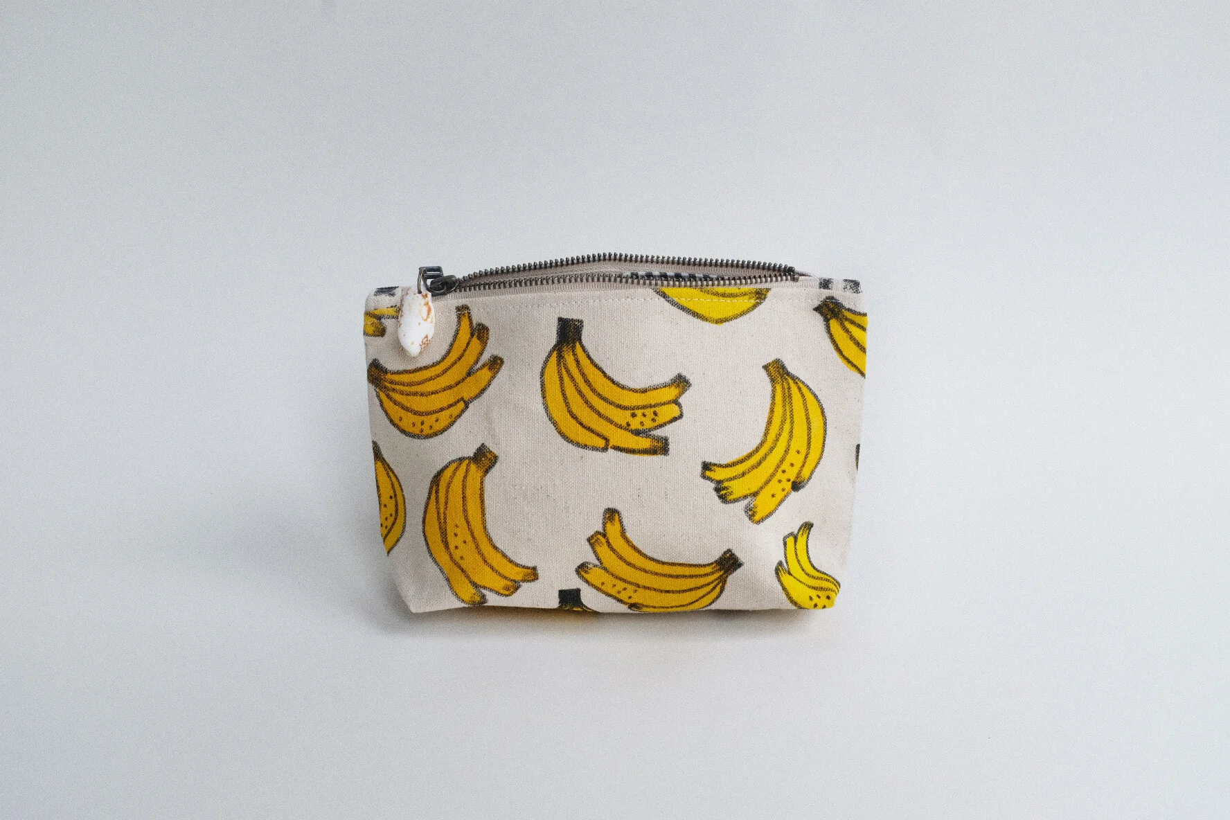 #006 banana/ graphic dot