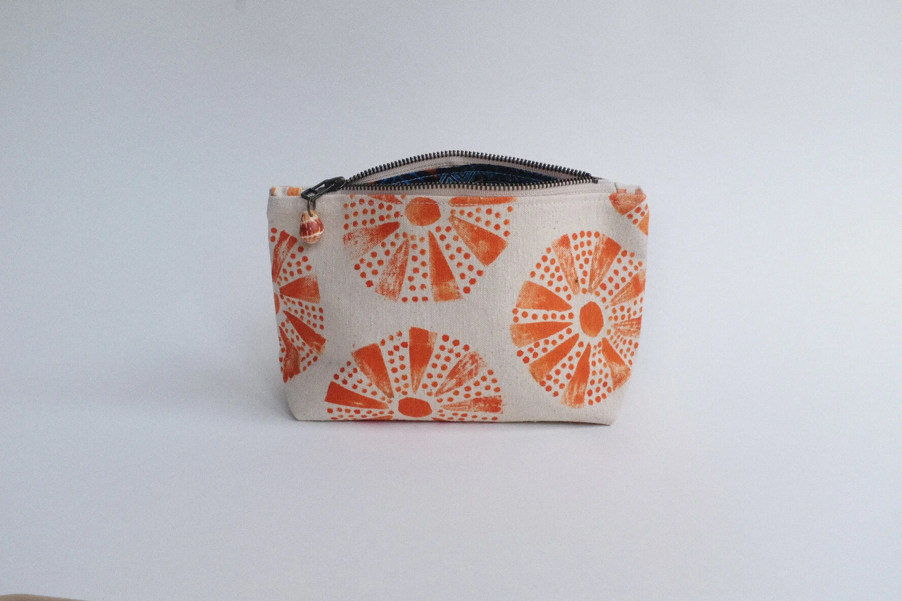 #016 urchin/ graphic dot