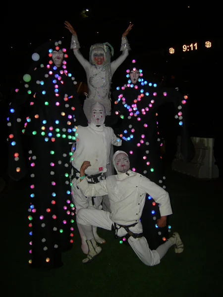 Aerial-Balloon-Titan-aerialist-Light-bright-stilts.jpg