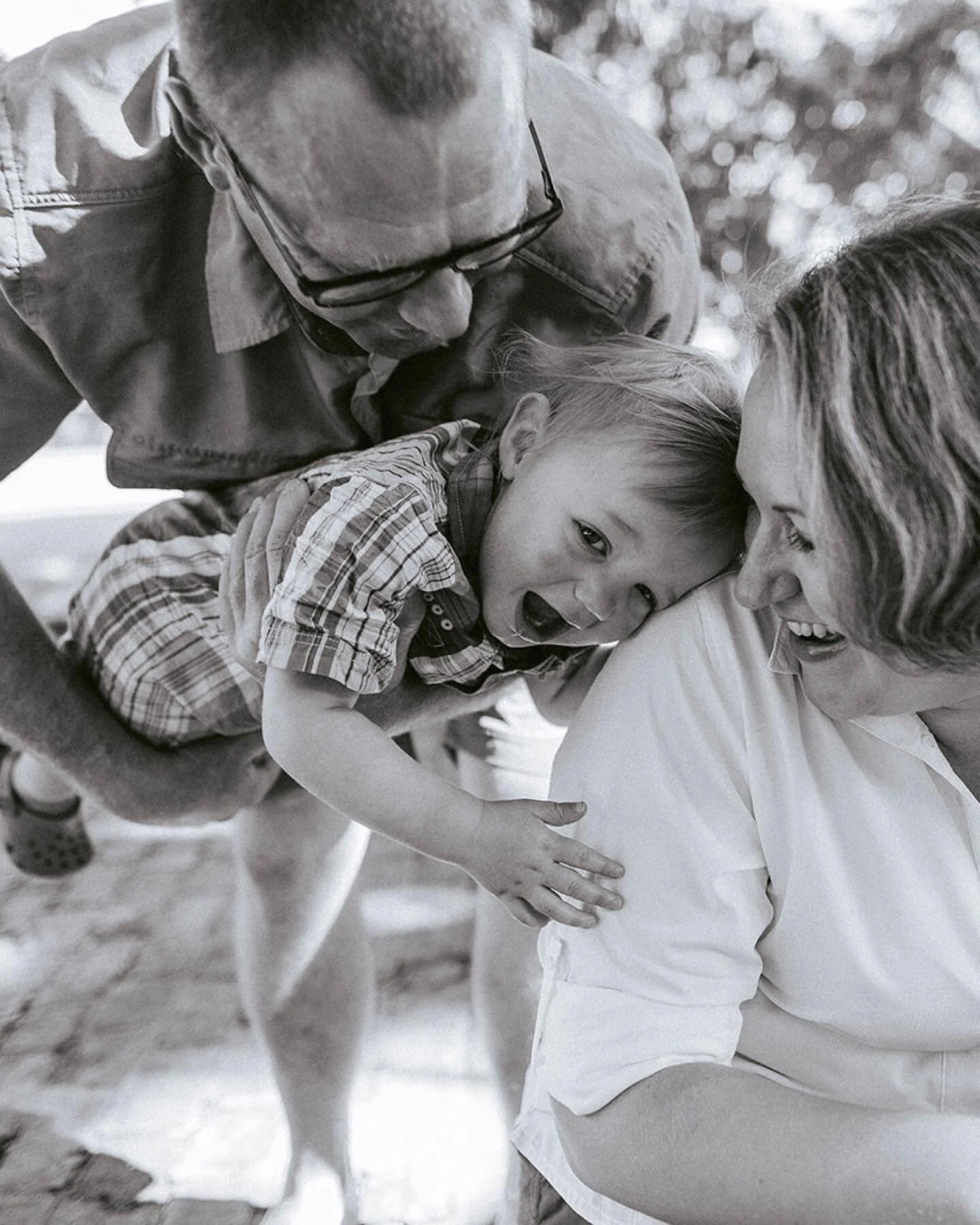 Steaaaammyyy family session 💕 and by steamy I mean HOT AND HUMID. Summer sessions are always quick ones but don&rsquo;t let the heat stop you from getting the photos you&rsquo;ve been wanting! Or let&rsquo;s schedule something in the studio.