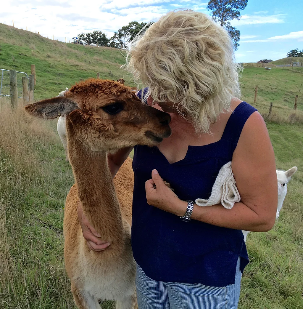 Scarlett (left) and Sandra enjoy a smooch