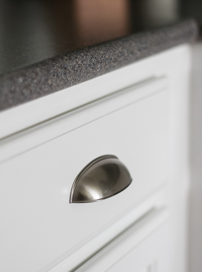 Your Guide To Getting The Pulls and Knobs For Your Kitchen