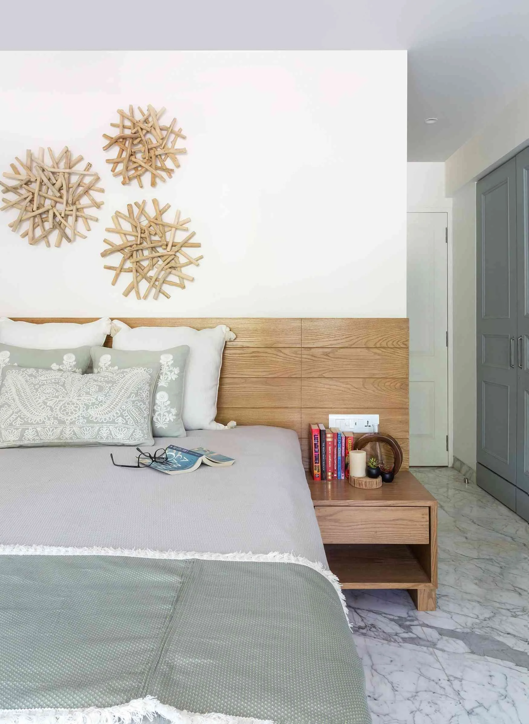 4 Interior Decoration Tips To Hang Wall Art And Jazz Up Your Home 