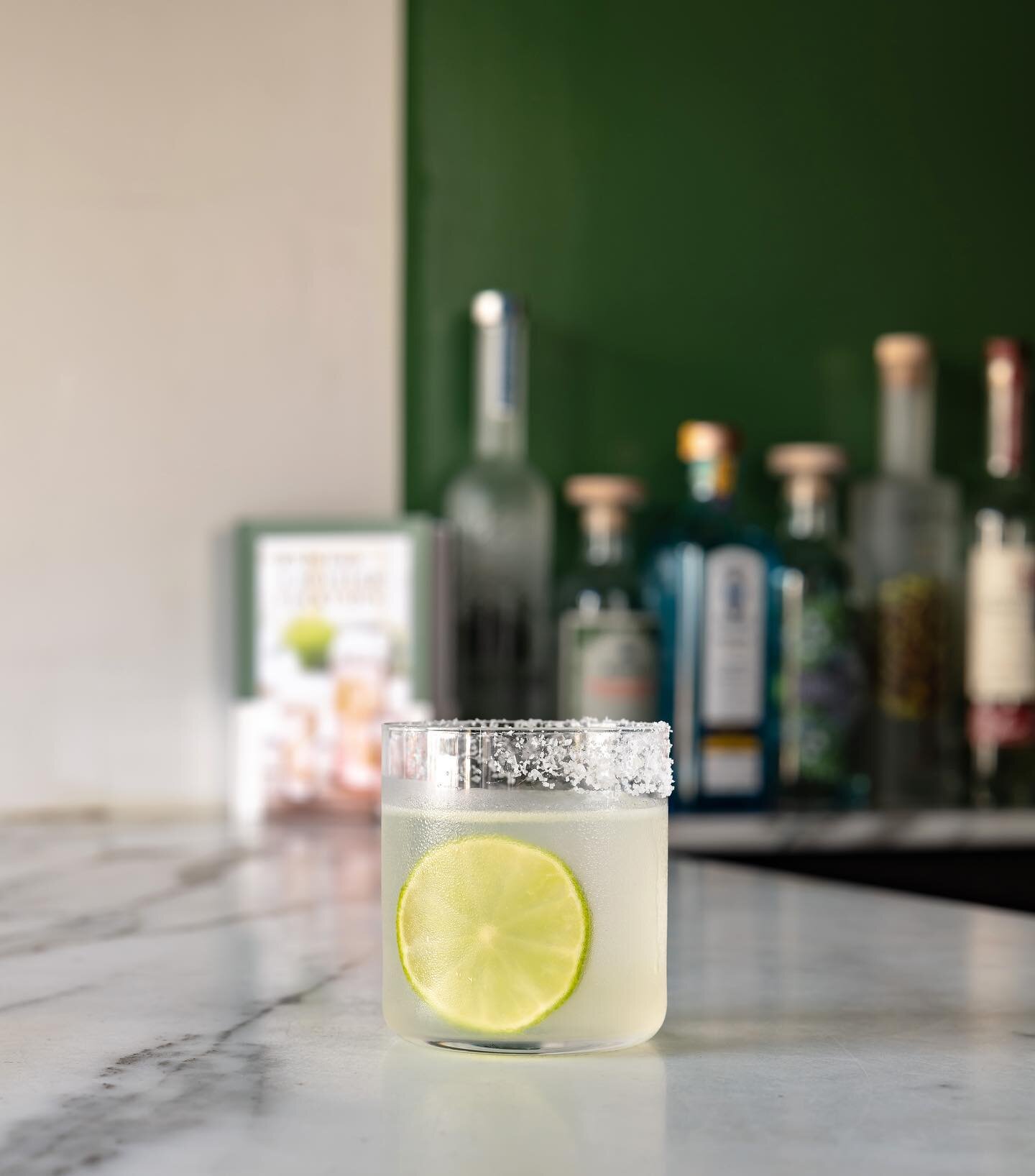Margarita

Ocho tequila - Orange liqueur - Lime

For the orange liqueur we cut Merlet Trois Citrus with sugar syrup and add a tiny touch of Orange flower water and salt. We want the tequila to shine so adding a little less Orange liqueur makes for a 