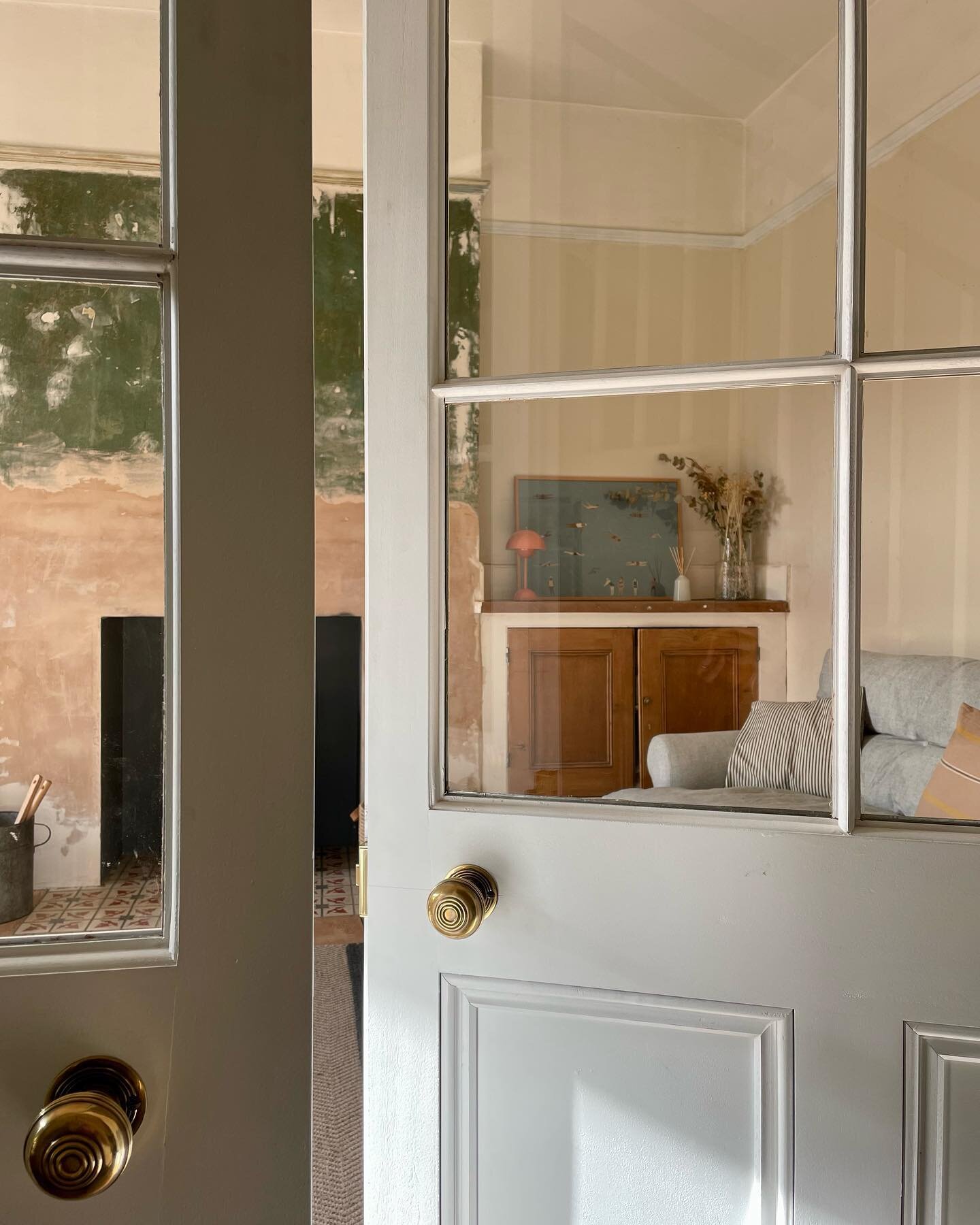 We have new doors! They&rsquo;re primed and ready to paint. Just need to decide on a colour scheme for this middle room&hellip;

I&rsquo;m so glad I did extensive knob research - very pleased with these brass beauties from @tobysreclamation.

Doors m