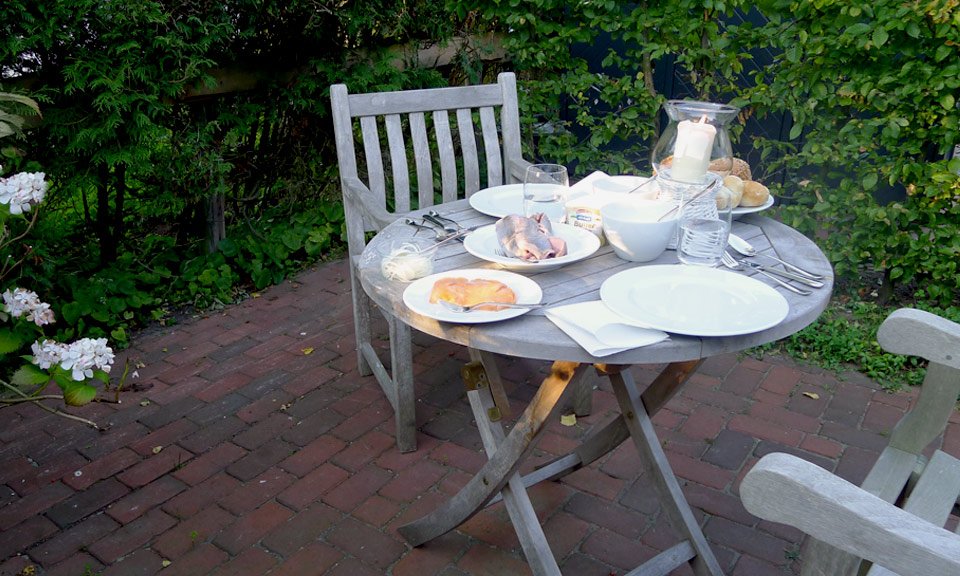 Ruhe und Entspannung auf der privaten Terrasse – ein idealer Ort für ein Abendessen unter freiem Himmel