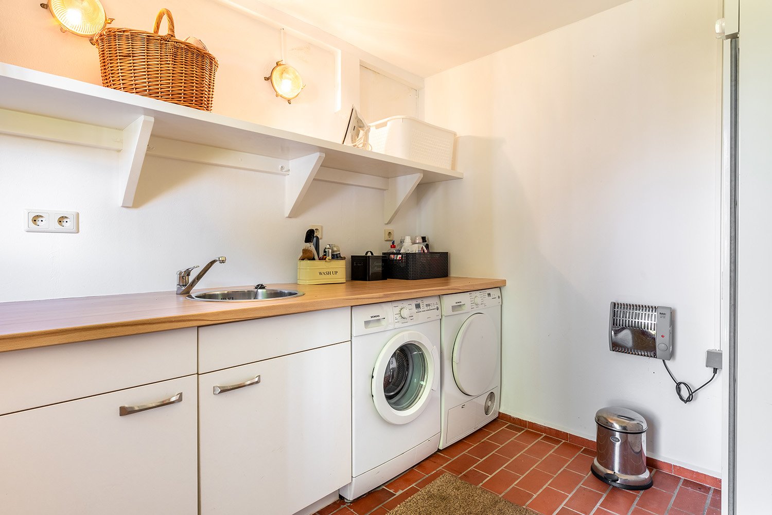 Hervorragend ausgestattet: Die Waschküche im Gartenhaus
