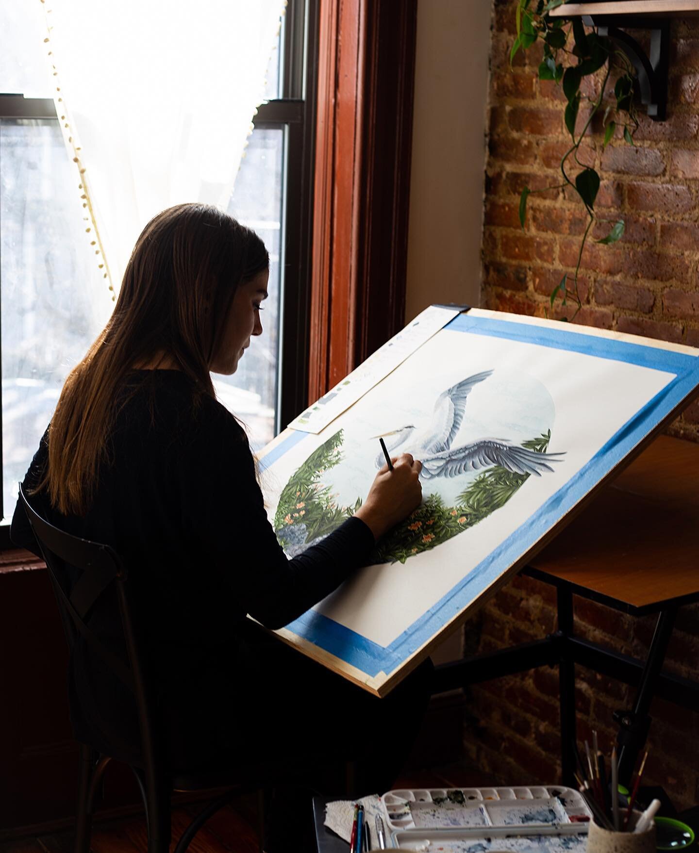 Here&rsquo;s me in my studio working on a piece that I&rsquo;m excited to share with you s👀n. I&rsquo;ve been studying blue heron anatomy and damn... their wing structure is ✨spectacular✨I don&rsquo;t get to see many creatures in this city, aside fr