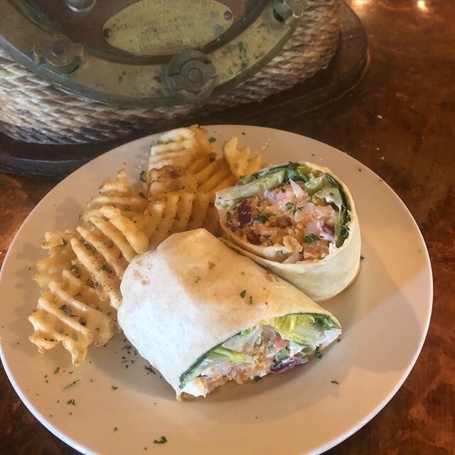 Today&rsquo;s Special for Lent
Fried shrimp wrap with a house made tzatziki sauce, feta cheese, fresh baby spinach, Romain lettuce, tomatoes, purple onions and served with waffle fries. #lentspecial #bwb