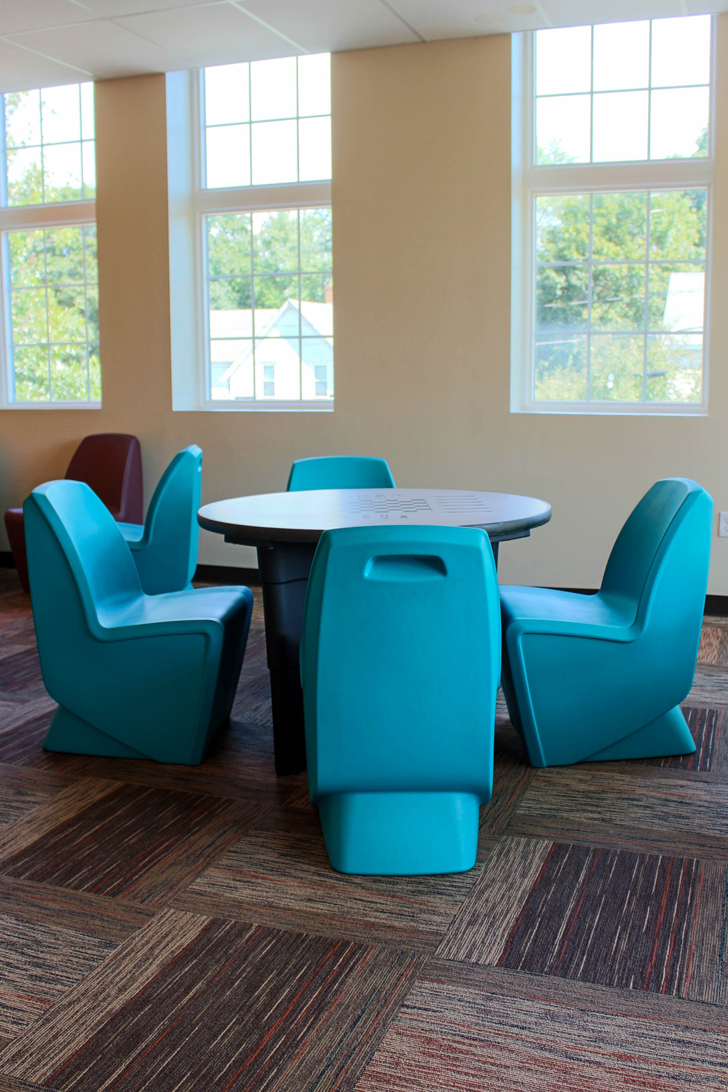 Modumaxx_XBase_Round_Gme_Table_Chairs.jpg