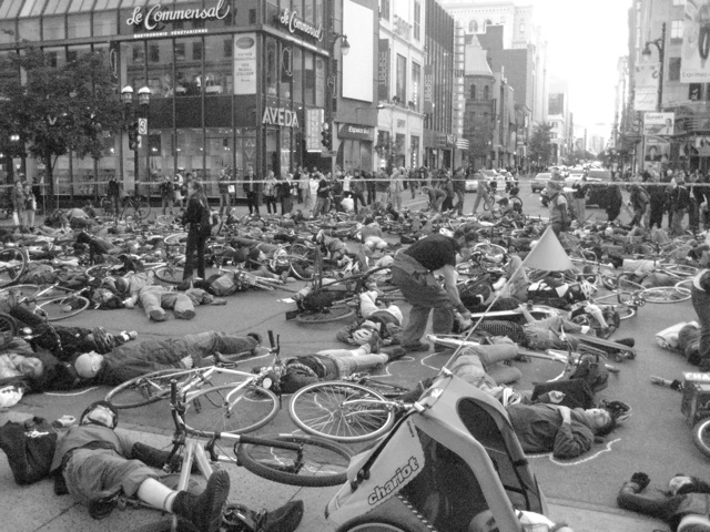 Die-in dénonçant la mortalité des cyclistes à Montréal. 2008. 