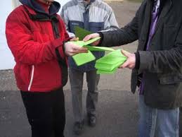 Imprimer des journaux ou des tracts, les passer, en profiter pour échanger avec les citoyens et citoyennes de notre communauté... une action simple et efficace!