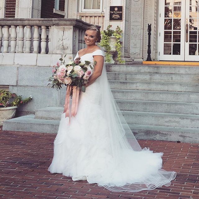 Such a beautiful wedding and even more beautiful bride yesterday! Congrats to Kelly &amp; Blake! It was an honor to be a part of your special day! @kellycdaniel 
Floral: @rickywhitleyflowers 
Hair&amp;Makeup: @_ktizzle_ 
#jaynagevents #jaynagdesigns 