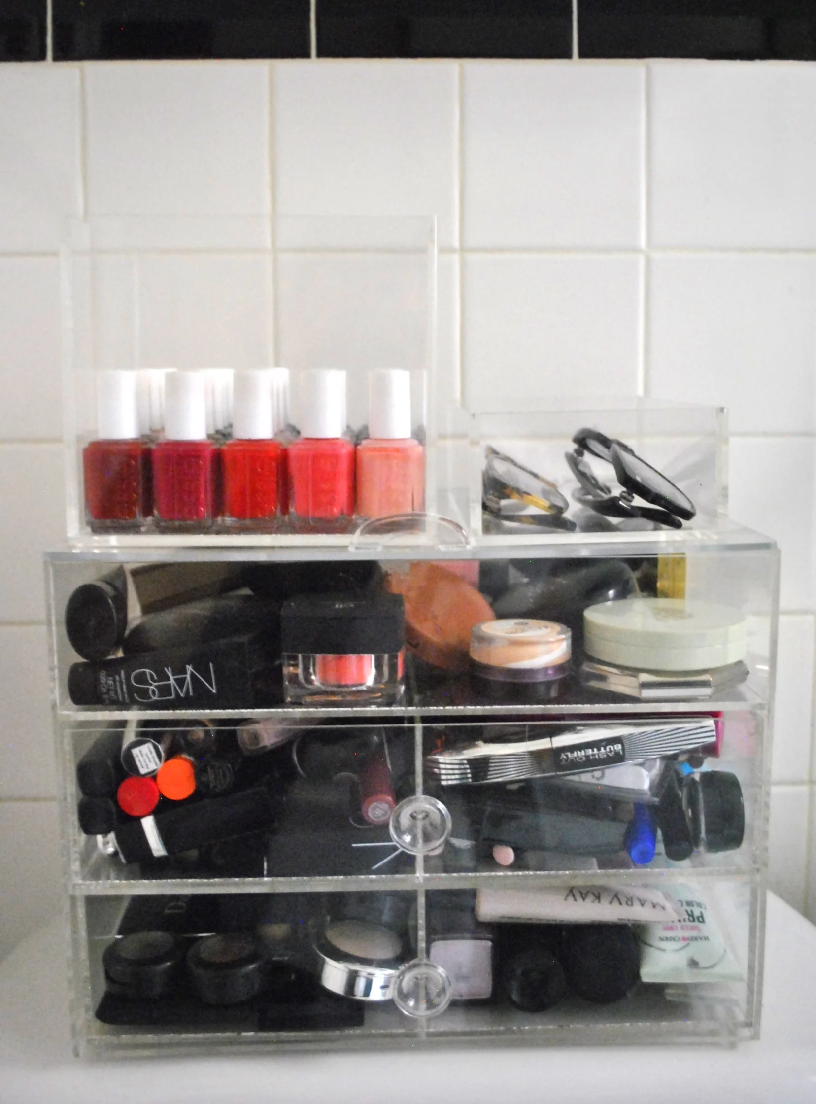 LIC // bathroom beauty storage