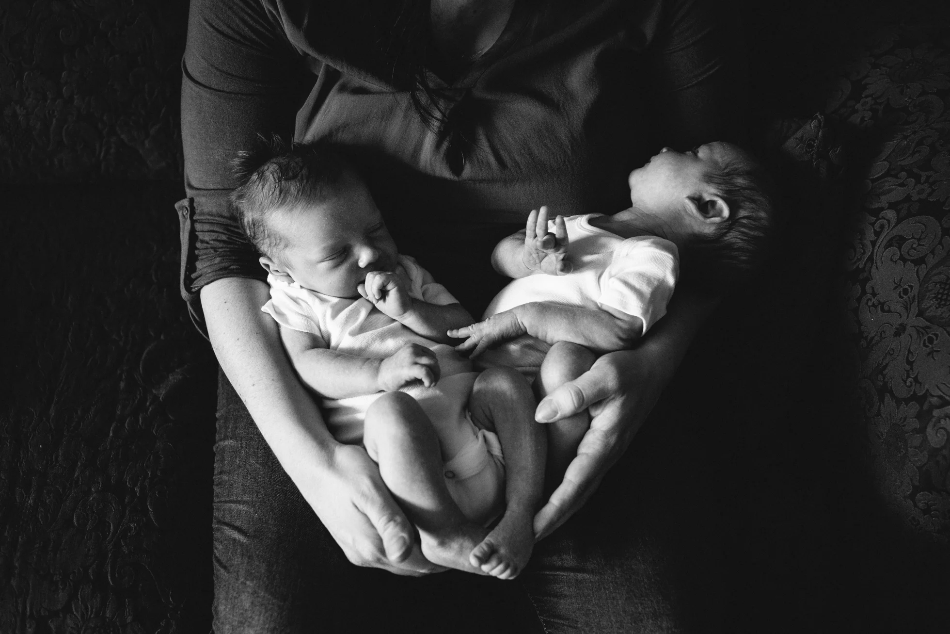 newborn_twins_6_17_web-24.jpg