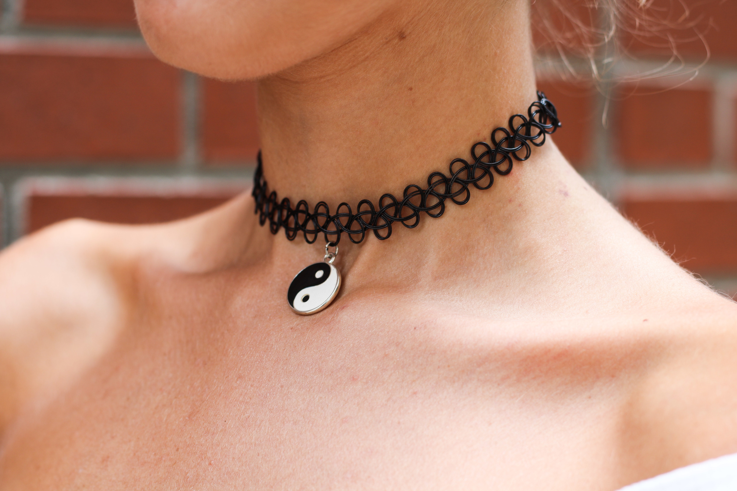 CHARLOTTE BICKLEY YIN 2MY YANG SISTER BLOGGER CHOKER POST