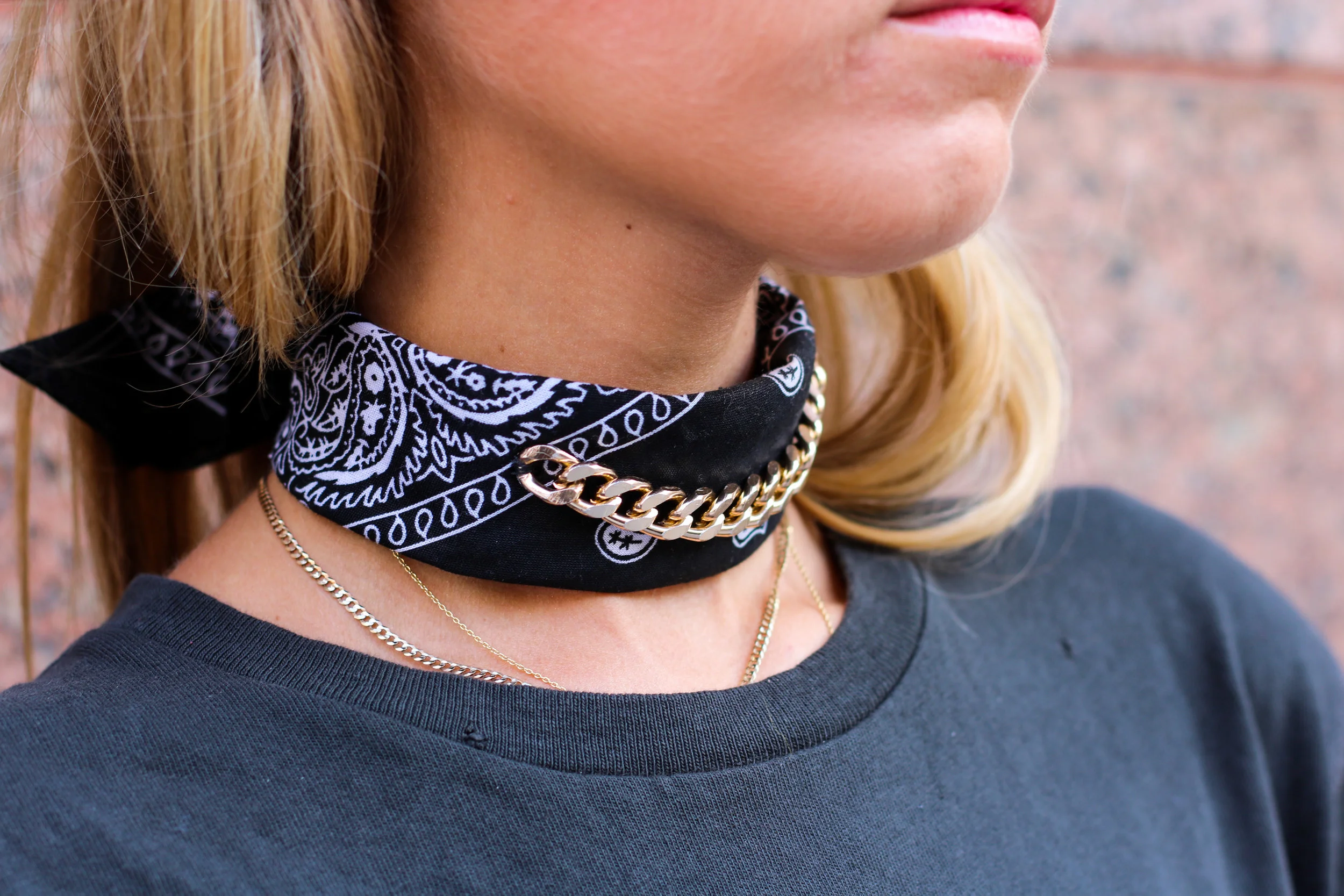 CHARLOTTE BICKLEY YIN 2MY YANG SISTER BLOGGERS GRAPHIC TEES BANDANA CHOKER CLOSEUP