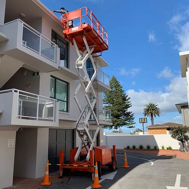 🚨🚨Safety first! 🚨🚨 Working at heights and doing it safely. The boys are fresh out of their working at heights course and straight into work.
#guttercleaning #rooftreatment