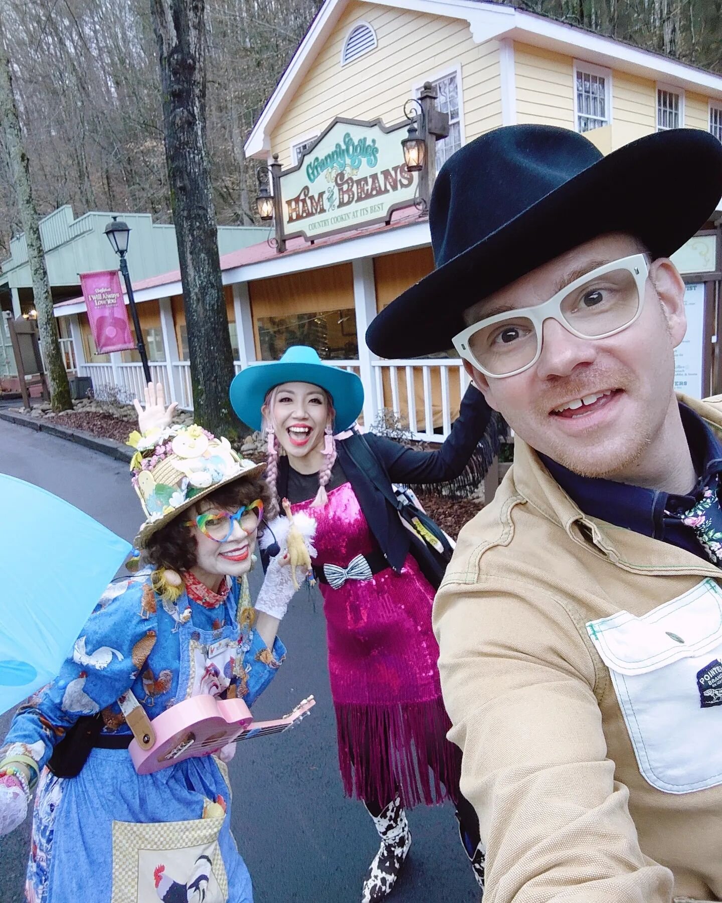 ☔🪕🎶🐓🎻🌧

Thank you to those who shared your precious time with us today @dollywood !!&hearts;️ It was rainy and chilly all day but that didn't stop me from yodeling!!!😁🤪🤣

aaand we got to talk to @chickspiritlady !!🐓🐥💃✨🎶 She is AMAZING and