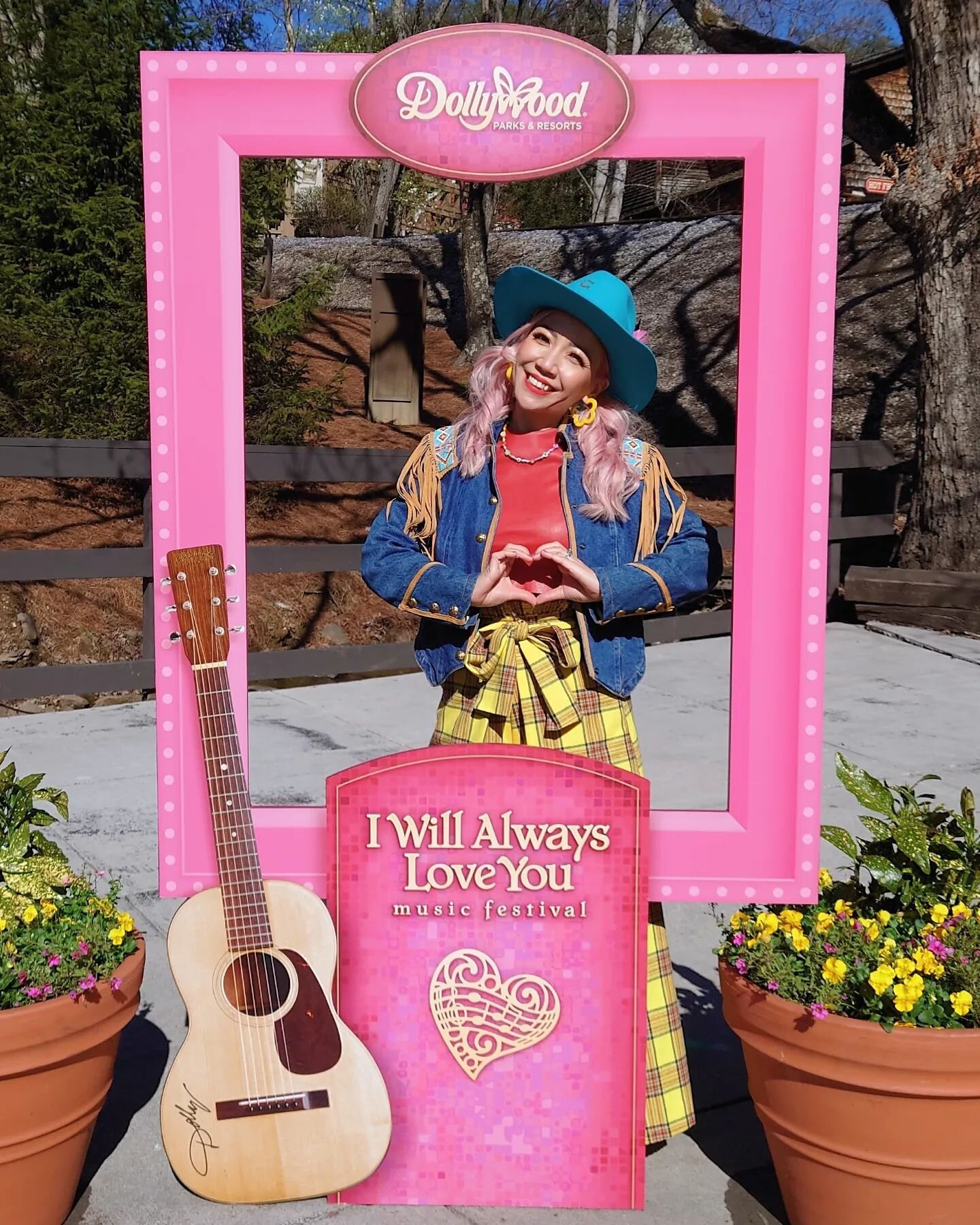 🌸🌼&nbsp;🫶💖🌷🍀
Day 3 @dollywood I will Always Love You Music Festival was super PRETTY but really COLD!!!🥶💦 Though my heart was warmed by so many beautiful people💖 a couple who saw me as an college student singing Roly Poly, people who was the