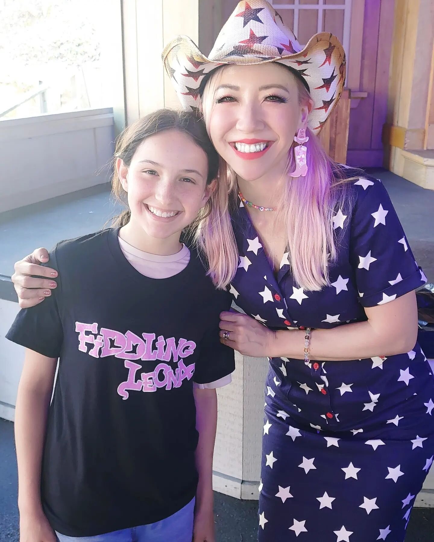 ⭐aaand that's a wrap!!⭐

This girl was totally mesmerized by my story. She pulled up my website, my Amazon music page, and Swap Shop on Netflix, all on her phone!! Isn't she adorable in my Fiddling Leona shirt!?😍🤩&hearts;️ 

Once again I would like