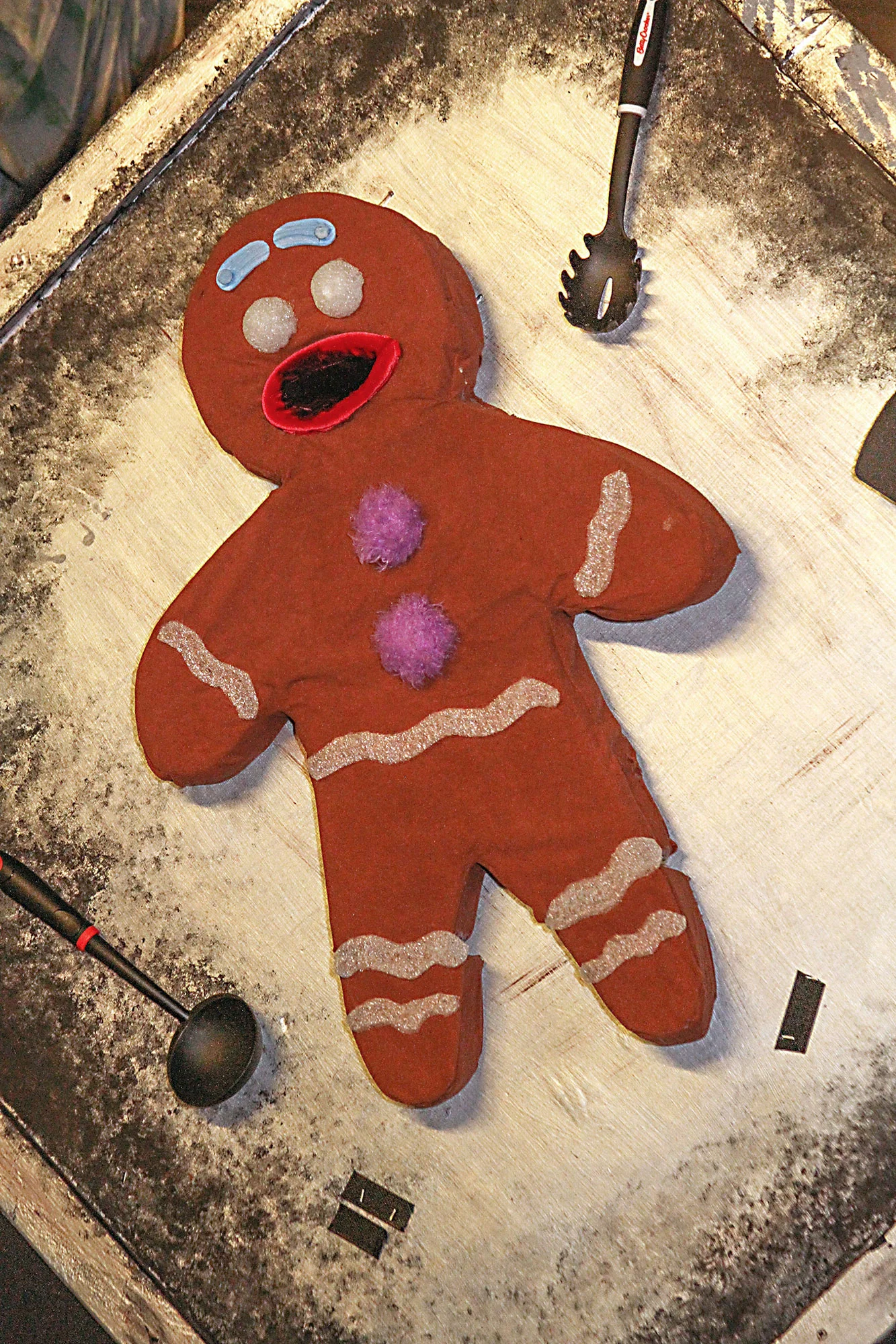  Details of Gingerbread Man puppet. 