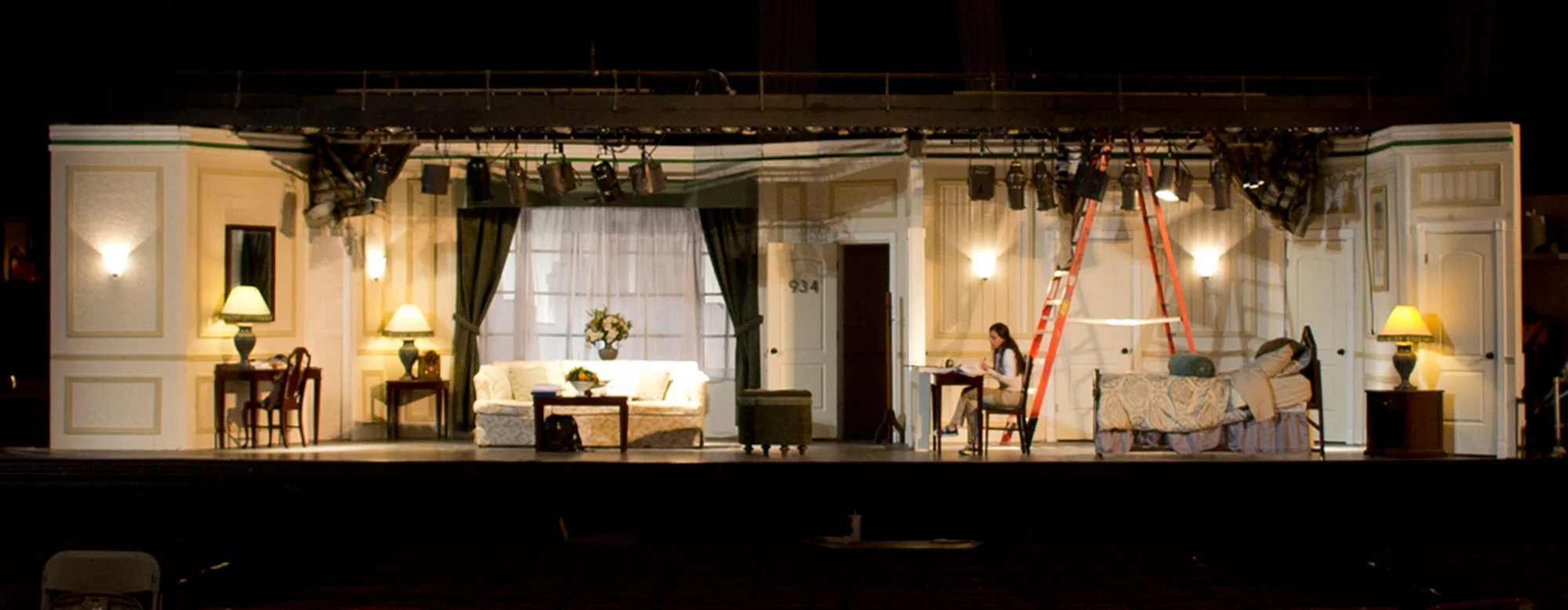  Lighting work continues as showtime nears. 