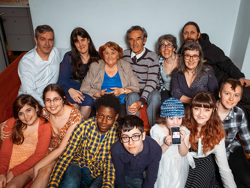 De gauche à droite: (arrière) Alain Bouchard, Carole Bouchard, Agathe Boulianne Bouchard, Daniel-Bertrand Bouchard, Johanne Bouchard, Carmen Bouchard et Steve Rioux; (avant) Félicité Bouchard-Plante, Mathilde Bouchard-Plante, Philippe Bouchard-Salva…