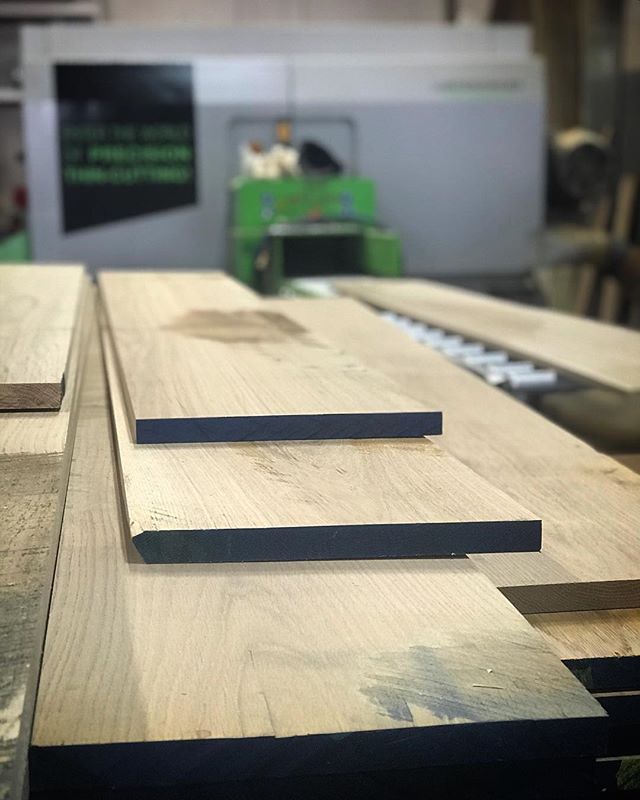 Slicing 12&rdquo; Plain-sawn #WhiteOak on our #Wintersteiger horizontal band saw here @oindcorp
-
#DSBcompact310 #oindcorp #premiumwoodproducts #flooring