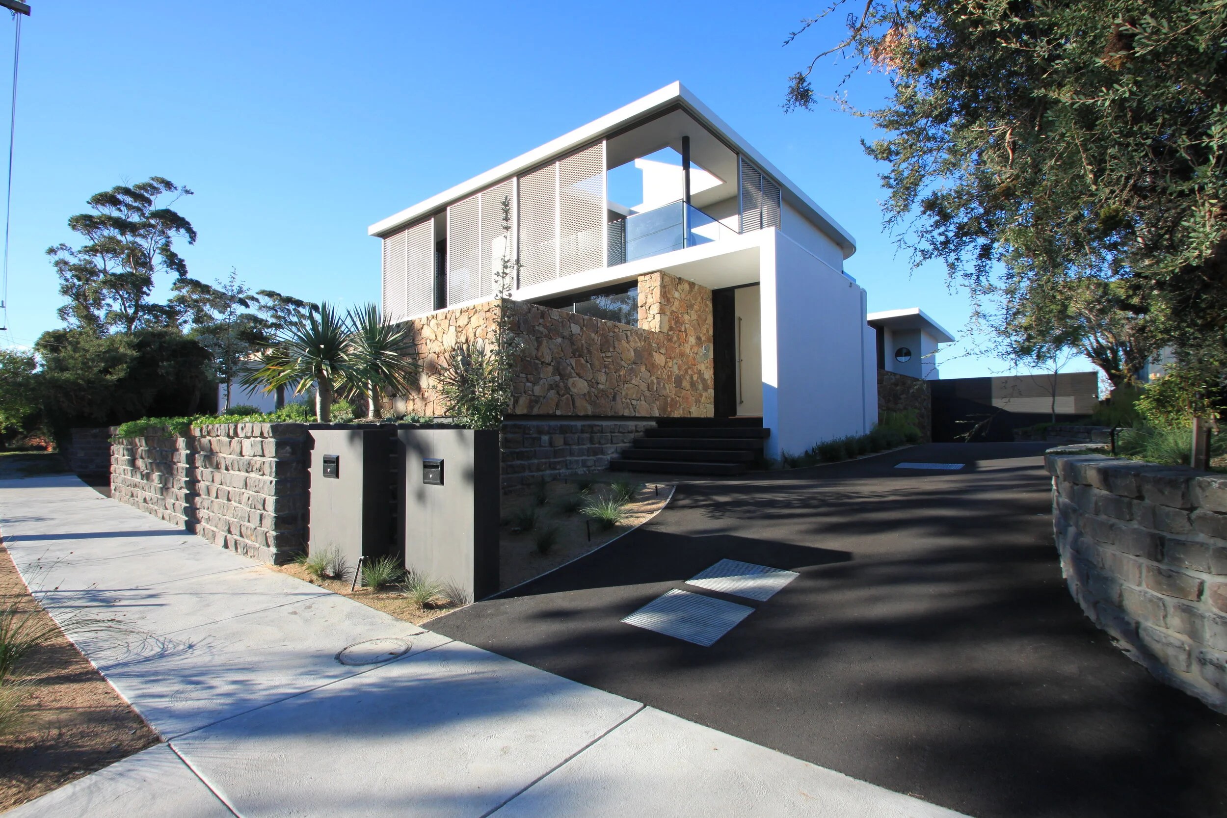 COASTAL SUBURBAN TOWN HOUSES   I   BEAUMARIS - BAYSIDE