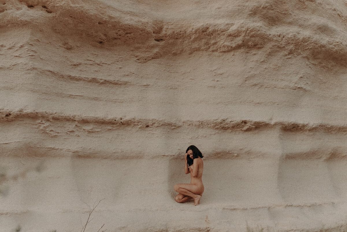 A couple of fiiiine frames from my November chronicles against the stunning canyon walls. 

Nudeness, feminine empowerment and a stunning raw backdrop, a combo I just fkg adore