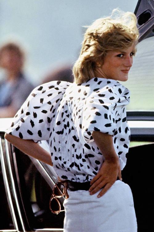 Fashion lessons by Princess Diana ... via DNAMAG 