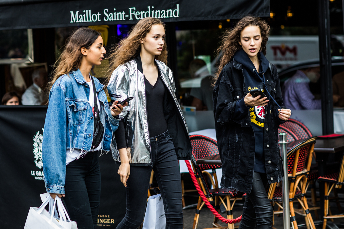 Paris Fashion Week streetstyle happened ss18 / ph: Sandra Semburg