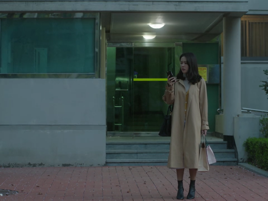 The fashion from K-Drama 'Something in the Rain' via DNAMAG