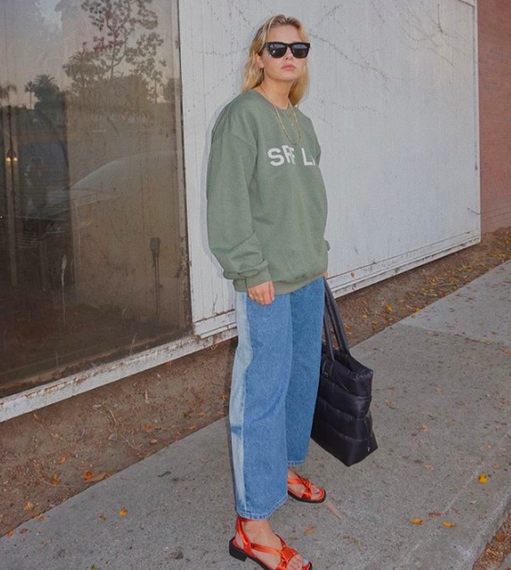  The Unisex Sweatshirt 