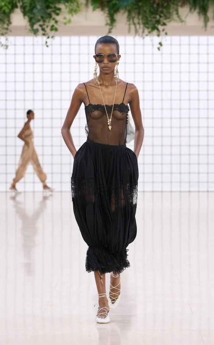 ワンピース Chloe SS25 Chloe Dresses Black (CH25SRO14298 0YY) 5 Good Looks From Chloé Spring 2025 — DNAMAG