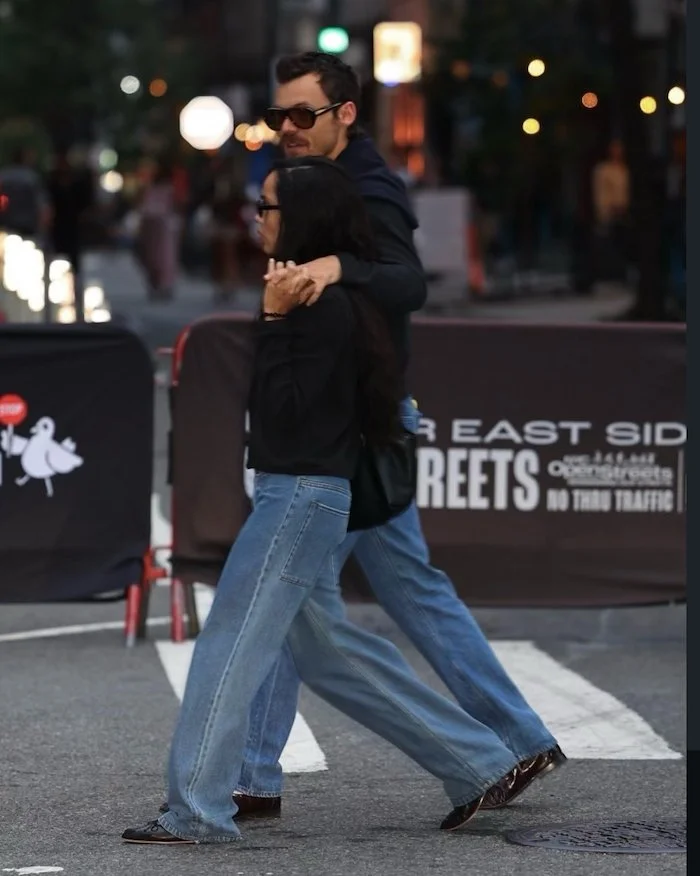 Still Here sport jeans worn by Zoe Kravitz