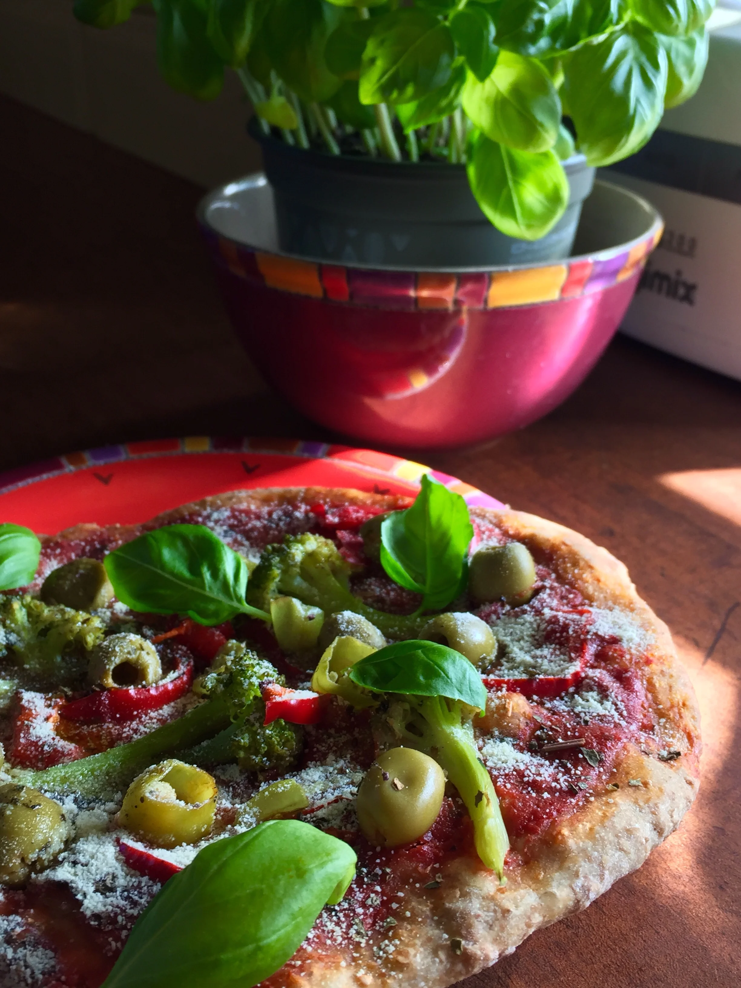 ヴィーガンピザ with organic basil plant