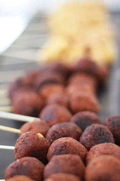 VSNBR, veggie gehaktballen and cauliflower pakora with chutney